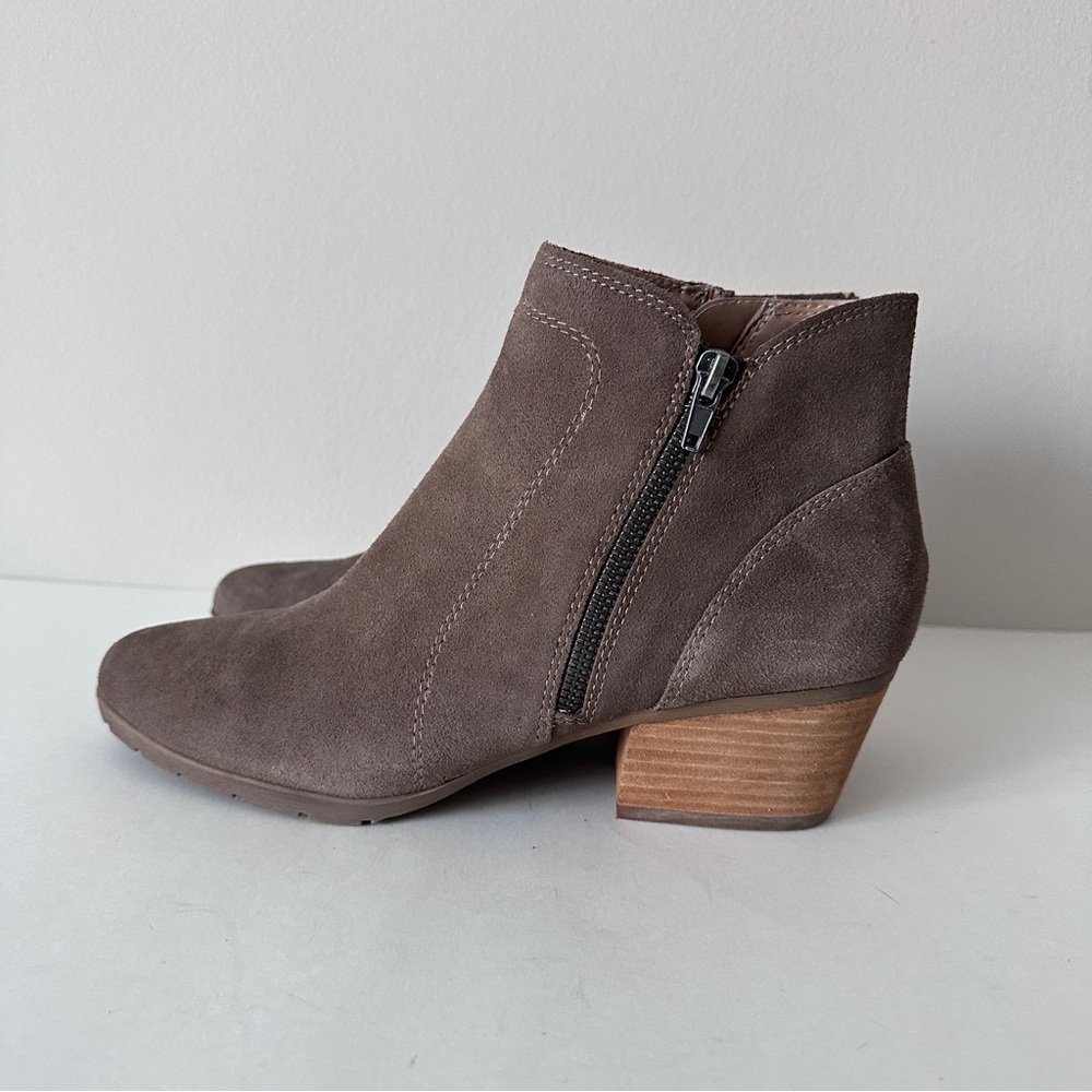 NEW  Blondo Vivian Waterproof Taupe Suede Ankle Women's Booties, Sz 8.5